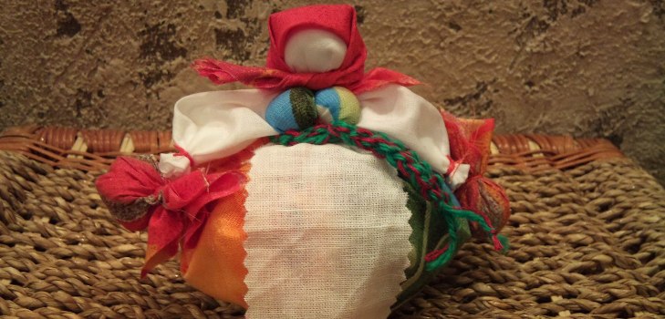 Wir machen die Maslenitsa-Puppe mit unseren eigenen Händen.