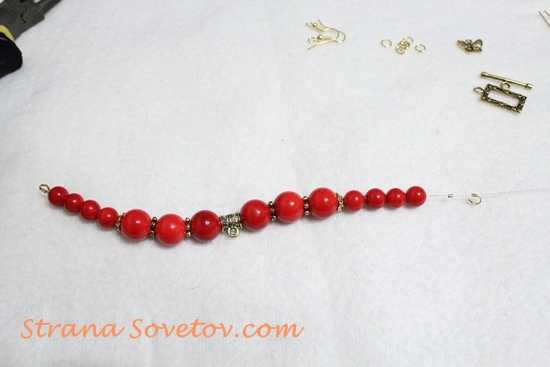 Master Class: Eine Reihe von Korallen Perlen Armband und Ohrringe