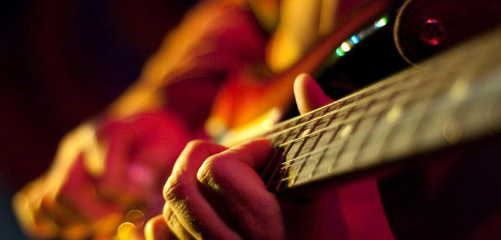 Wie lernt man, Songs auf der Gitarre zu spielen?