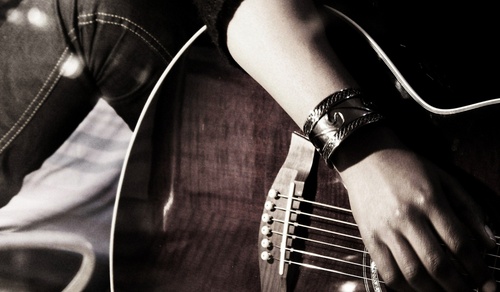 Wie lernt man, Songs auf der Gitarre zu spielen?