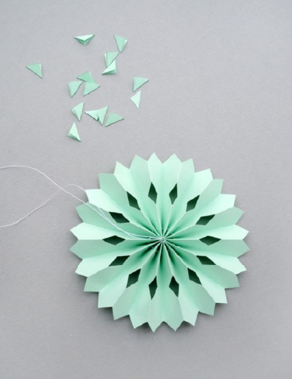 Schöne Schneeflocken für das neue Jahr 2017 mit ihren eigenen Händen aus Papier - Diagramme und Fotos in Etappen. Meisterkurse für Kinder auf großen Schneeflocken in Origami-Technik