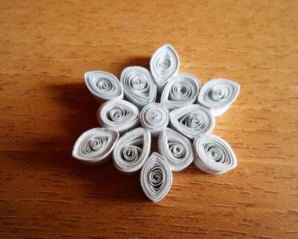 Schöne Schneeflocken für das neue Jahr 2017 mit ihren eigenen Händen aus Papier - Diagramme und Fotos in Etappen. Meisterkurse für Kinder auf großen Schneeflocken in Origami-Technik