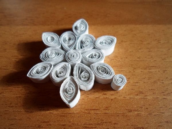 Schöne Schneeflocken für das neue Jahr 2017 mit ihren eigenen Händen aus Papier - Diagramme und Fotos in Etappen. Meisterkurse für Kinder auf großen Schneeflocken in Origami-Technik