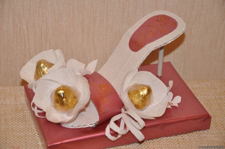 Originalkomposition "Schuh" von Süßigkeiten: eine Meisterklasse