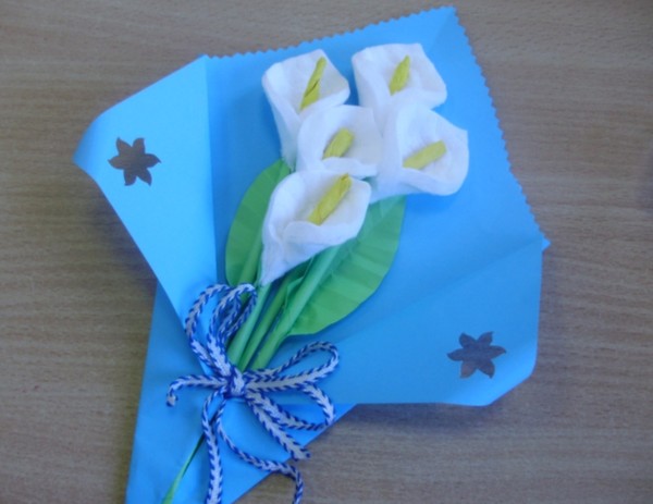 Ein Geschenk zur Mamma blüht von einer Baumwolldiskettenmeisterklasse mit einem Foto Blumen Calla aus Watte mit ihren eigenen Händen