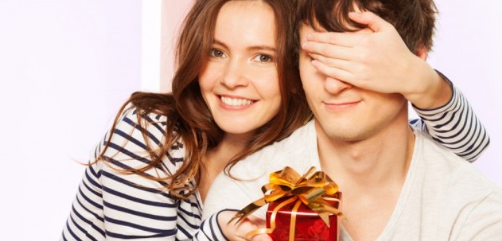 Frau gibt ein Geschenk