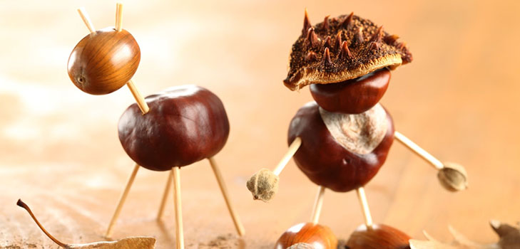 Handwerk aus Kastanien zum Thema Herbst