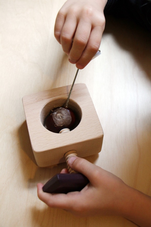 Handwerk aus Kastanien zum Thema Herbst