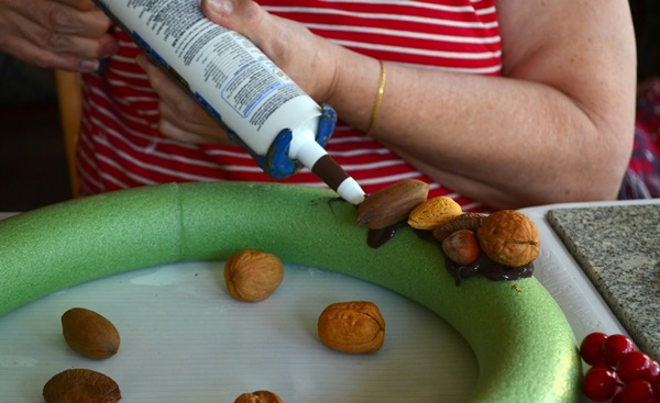 Handwerk aus Kastanien zum Thema Herbst