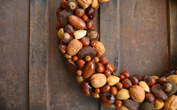 Handwerk aus Kastanien zum Thema Herbst
