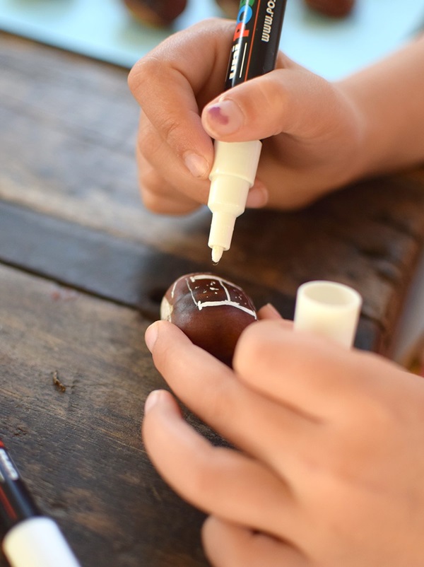 Handwerk aus Kastanien zum Thema Herbst