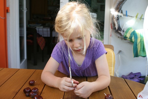 Handwerk aus Kastanien zum Thema Herbst