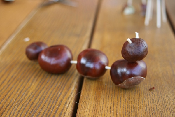 Handwerk aus Kastanien zum Thema Herbst
