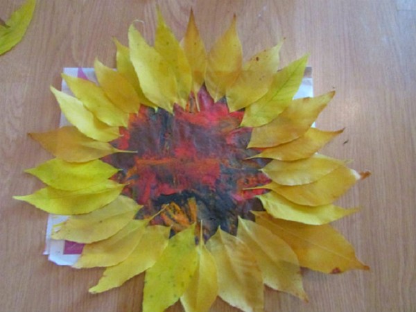 Handarbeiten aus Blättern zum Thema "Herbst" mit eigenen Händen für Schulkinder