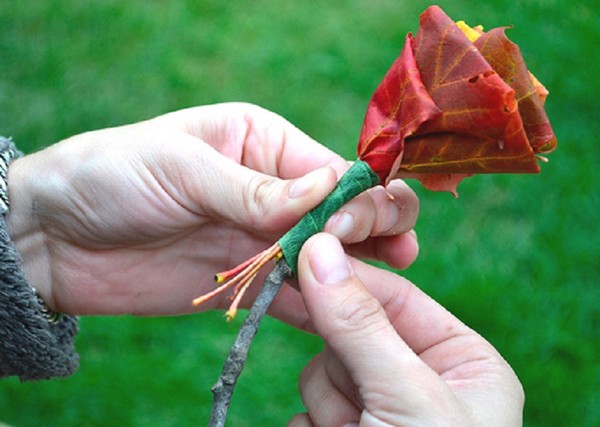 Handarbeiten aus Blättern zum Thema "Herbst" mit eigenen Händen für Schulkinder
