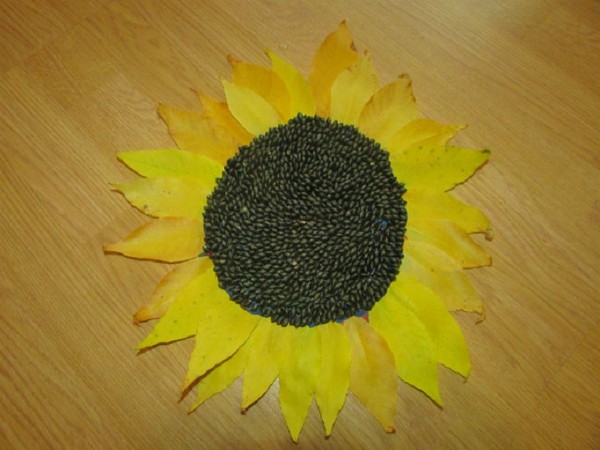 Handarbeiten aus Blättern zum Thema "Herbst" mit eigenen Händen für Schulkinder