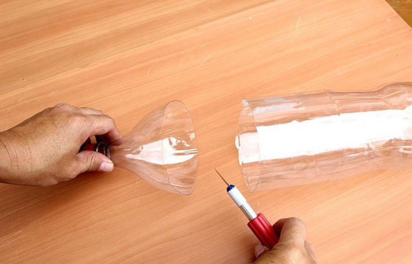 Neues Handwerk aus Plastikflaschen mit eigenen Händen für Garten und Obstgarten