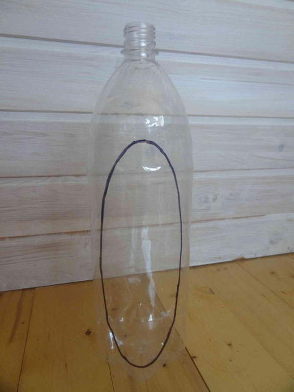 Neues Handwerk aus Plastikflaschen mit eigenen Händen für Garten und Obstgarten