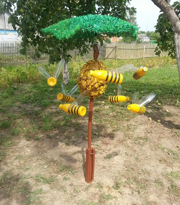 Neues Handwerk aus Plastikflaschen mit eigenen Händen für Garten und Obstgarten