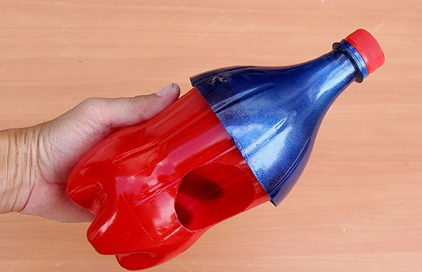 Neues Handwerk aus Plastikflaschen mit eigenen Händen für Garten und Obstgarten