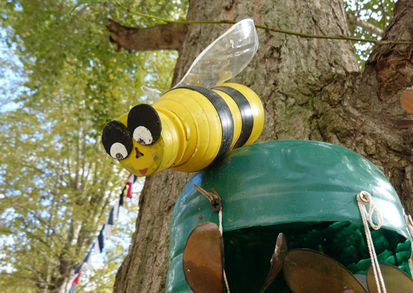 Neues Handwerk aus Plastikflaschen mit eigenen Händen für Garten und Obstgarten