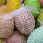 Basteln für Ostern: Eier mit Perlen flechten