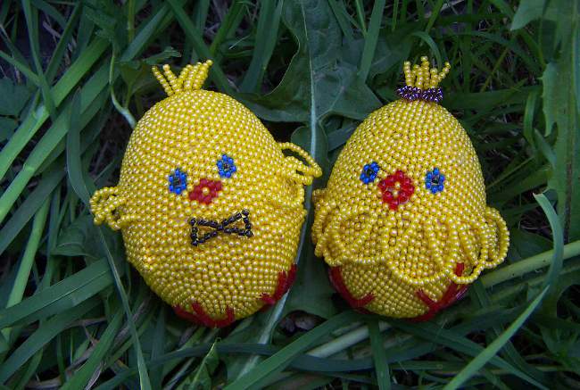 Basteln für Ostern: Eier mit Perlen flechten