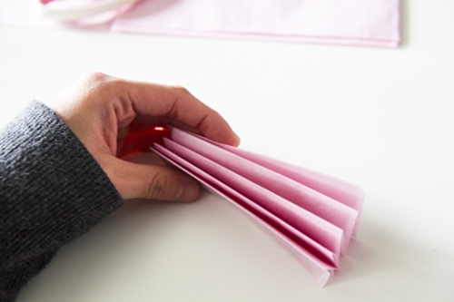 Wie man Pom-Poms aus Papier macht