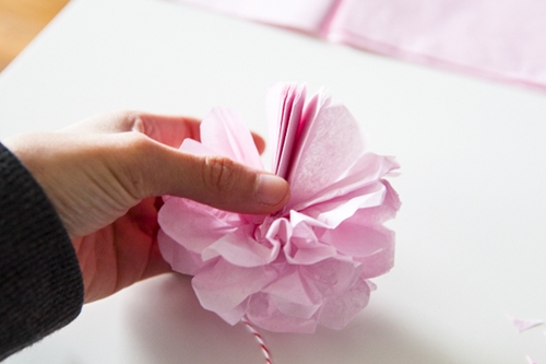 Wie man Pom-Poms aus Papier macht