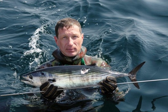 Große und kleine Fische: die besten Plätze zum Fischen auf der Krim