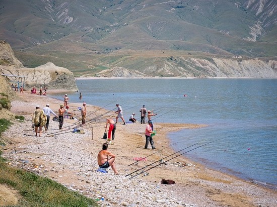 Große und kleine Fische: die besten Plätze zum Fischen auf der Krim