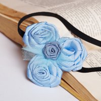 Rosen von Bändern mit ihren eigenen Händen