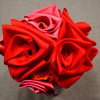 Rosen von Bändern mit ihren eigenen Händen