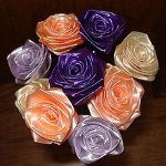 Rosen von Bändern mit ihren eigenen Händen Rosen von Bändern mit ihren eigenen Händen