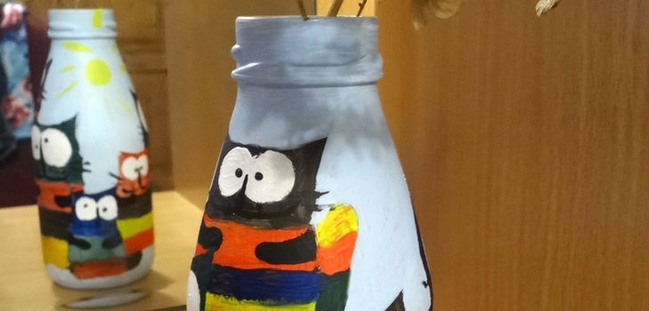 Wie man eine Vase aus einer Flasche macht