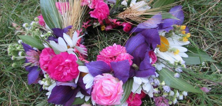 Kranz von Blumen für die Hochzeit mit ihren eigenen Händen