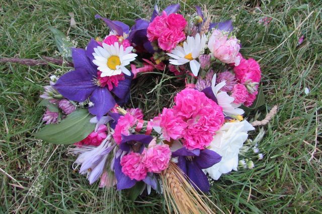 Kranz von Blumen für die Hochzeit mit ihren eigenen Händen