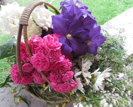 Kranz von Blumen für die Hochzeit mit ihren eigenen Händen