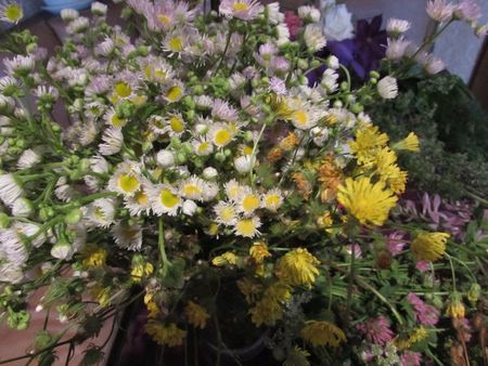 Kranz von Blumen für die Hochzeit mit ihren eigenen Händen