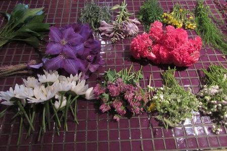 Kranz von Blumen für die Hochzeit mit ihren eigenen Händen