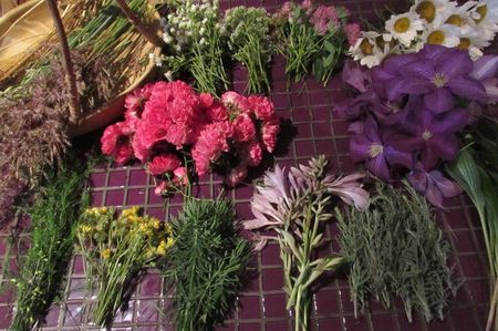 Kranz von Blumen für die Hochzeit mit ihren eigenen Händen
