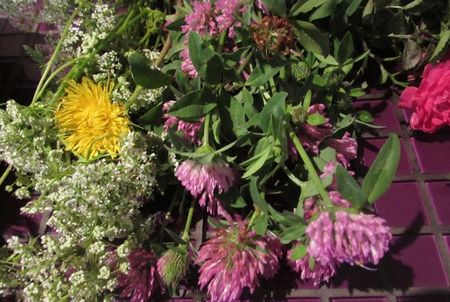 Kranz von Blumen für die Hochzeit mit ihren eigenen Händen