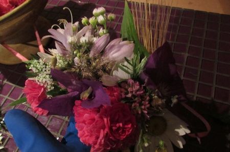Kranz von Blumen für die Hochzeit mit ihren eigenen Händen