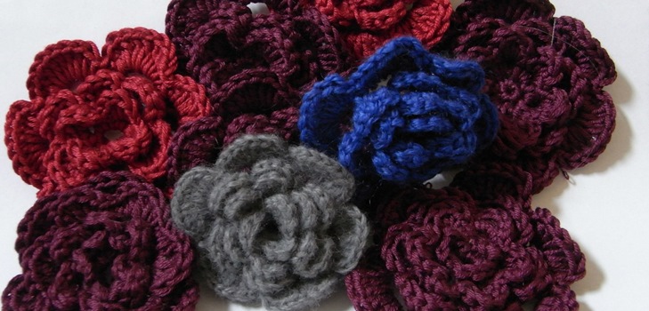 Gestrickte Blumen zur Dekoration mit eigenen Händen