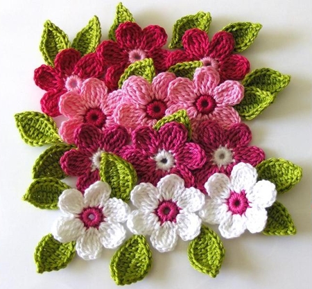 Gestrickte Blumen zur Dekoration mit eigenen Händen