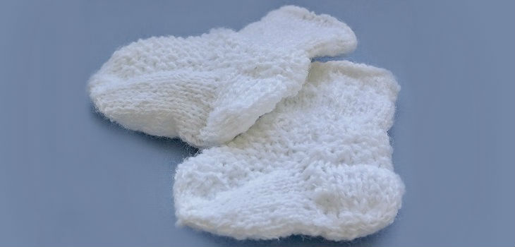 Gestrickte Socken für ein Mädchen oder einen Jungen mit einem Muster. Stricken mit Nadeln für Anfänger