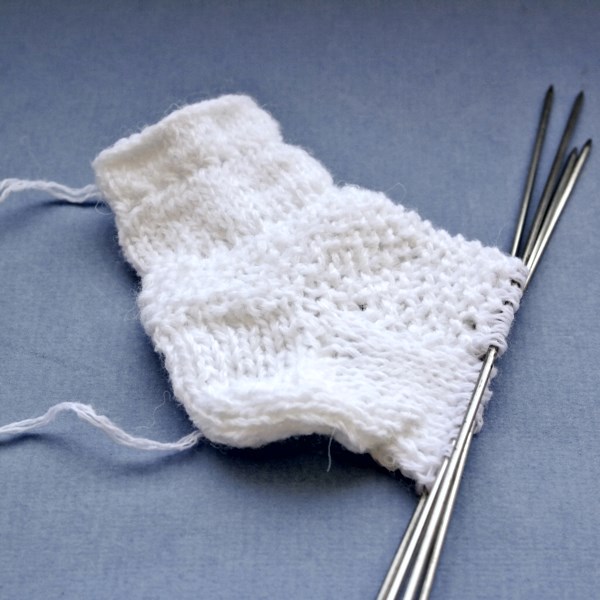 Misok mit Stricknadeln