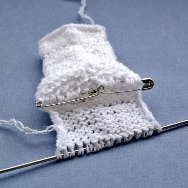 Wie man die Ferse der Zehe mit Stricknadeln bindet