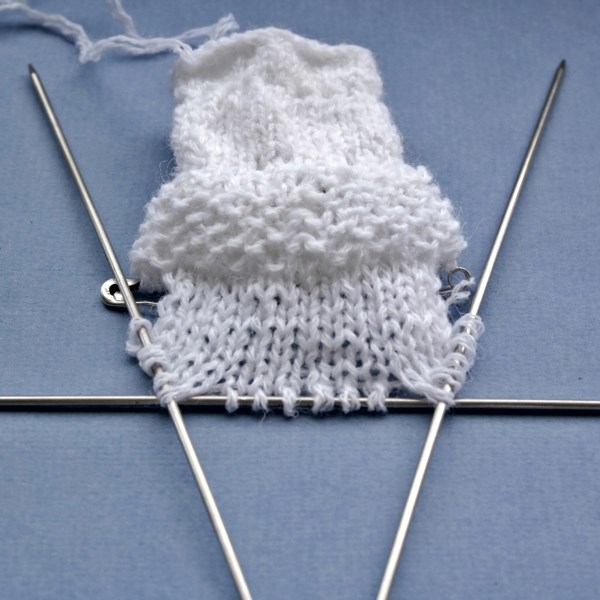 Wie man die Ferse der Zehe mit Stricknadeln bindet