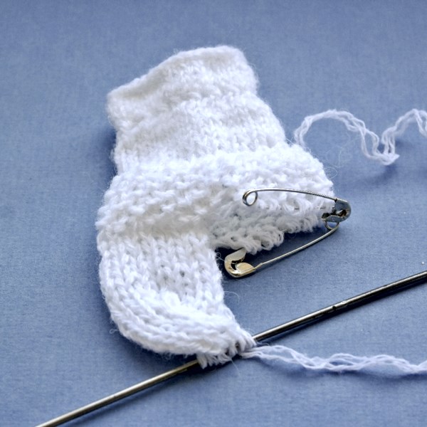 Wie man die Ferse der Zehe mit Stricknadeln bindet